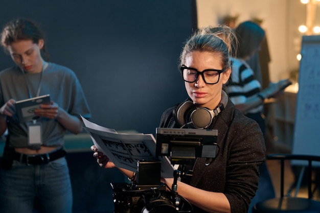 Photo female director leading video production