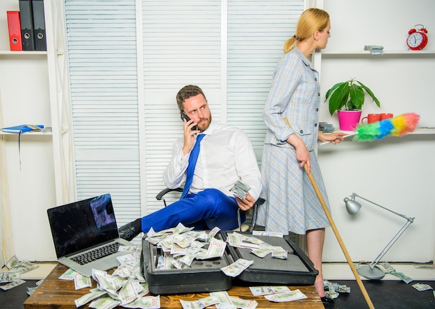 Photo female discrimination at workplace discrimination concept woman cleaning up office while boss counting money equal rights for education work and salary gender discrimination in business life