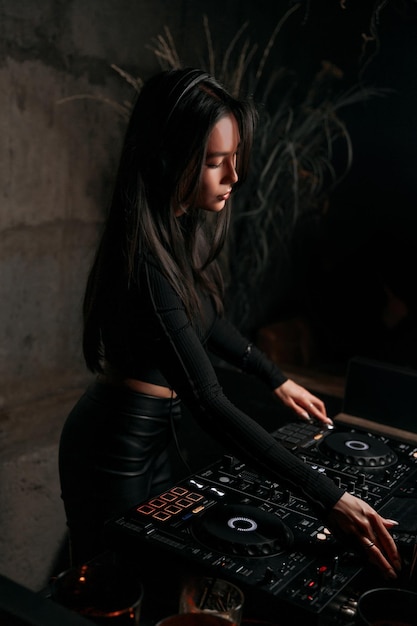 女性DJがナイトクラブや他のイベントでDJ機器を使って音楽を演奏する