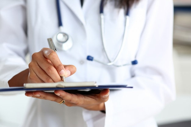 Photo female doctor arm hold silver pen filling