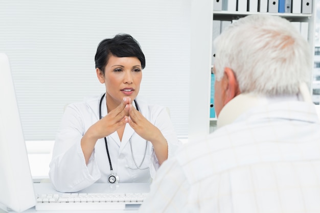 Photo female doctor attentively listening to senior patient