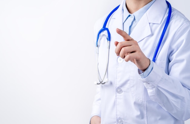 Parte del corpo medico femminile con gesto della mano medico giovane donna con stetoscopio isolato su sfondo bianco primo piano vista ritagliata spazio copia