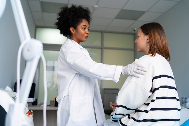 Photo female doctor checking patient side view