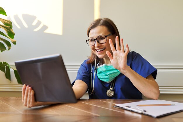 Photo female doctor counseling, helping patient online, medic using digital tablet for video call. technology, medicine, healthcare, people concept