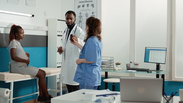 Photo female doctor examining chemical in clinic