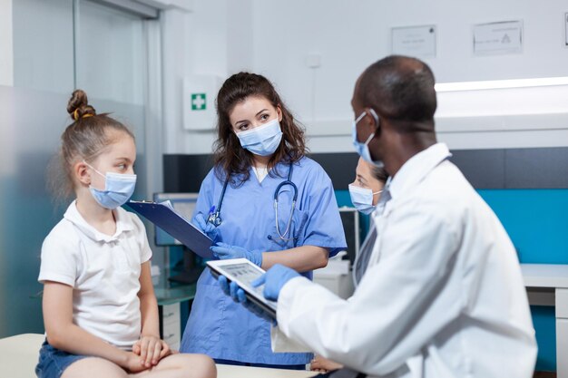 Photo female doctor examining patient at clinic