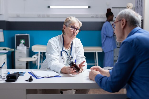 Photo female doctor examining patient in office