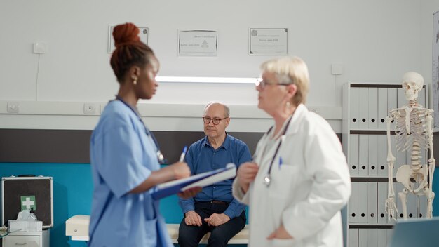 Photo female doctor examining x-ray at clinic