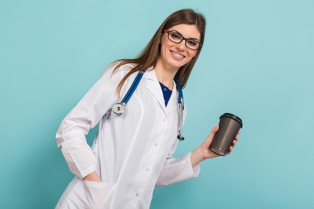 Dottoressa in bicchieri con una tazza di caffè