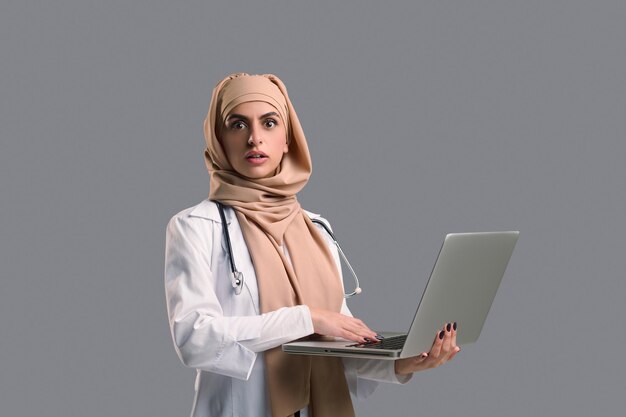 Foto medico femminile che ha una conferenza online con il paziente
