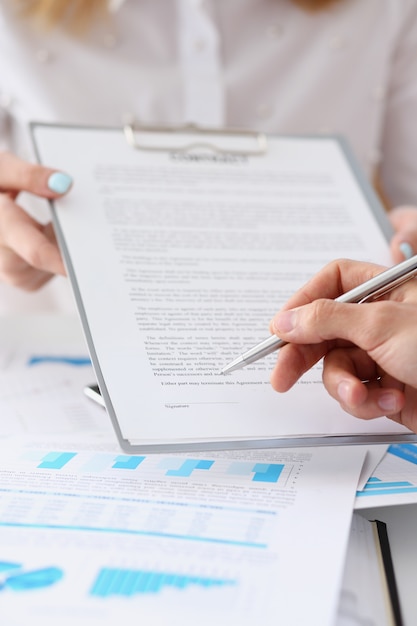 Photo female doctor holding clipboard