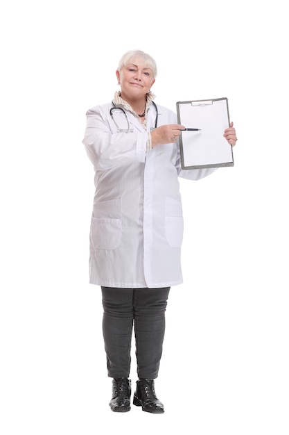 질병의 파일이 있는 빈 폴더를 들고 펜으로 빈 클립보드를 가리키는 여성 의사