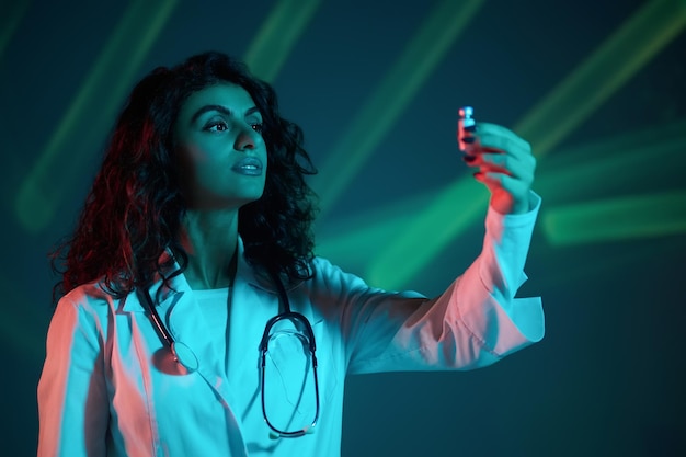 Photo female doctor holding a medicine bottle in hand