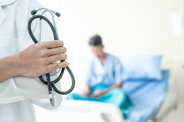 Photo female doctor holding stethoscope