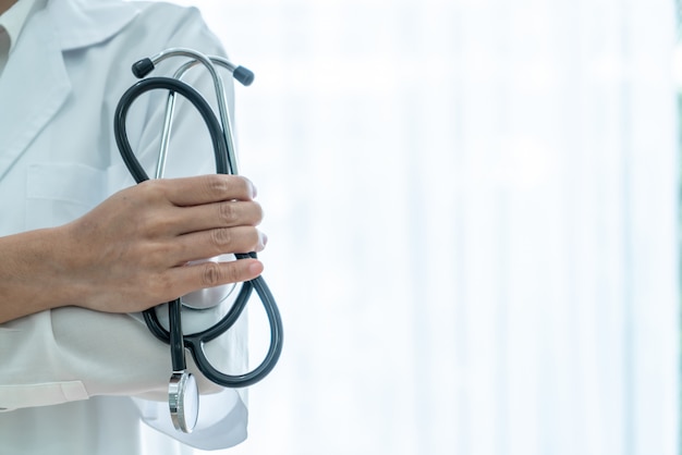 Photo female doctor holding stethoscope