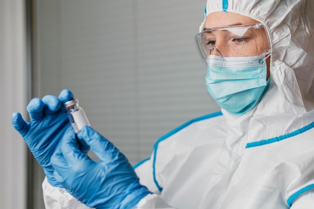 Foto medico femminile che tiene una bottiglia di vaccino