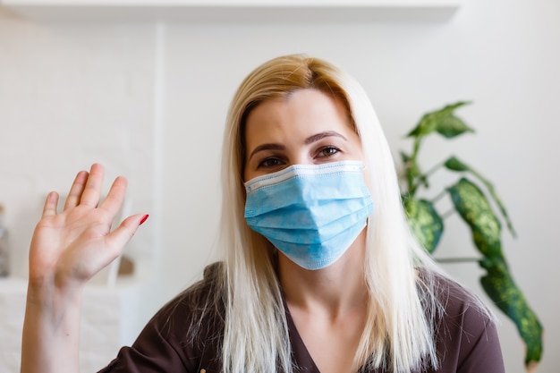 Medico femminile che esamina webcam, fronte del primo piano. videoconferenza, parlare con uno specialista, consulenza, aiutare il paziente online. tecnologia, concetto di persone