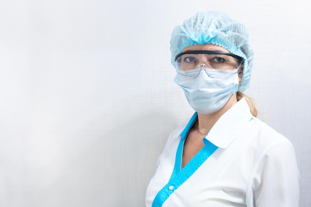 Photo female doctor in mask and safety glasses