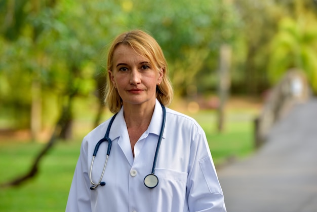 Photo female doctor outdoor.