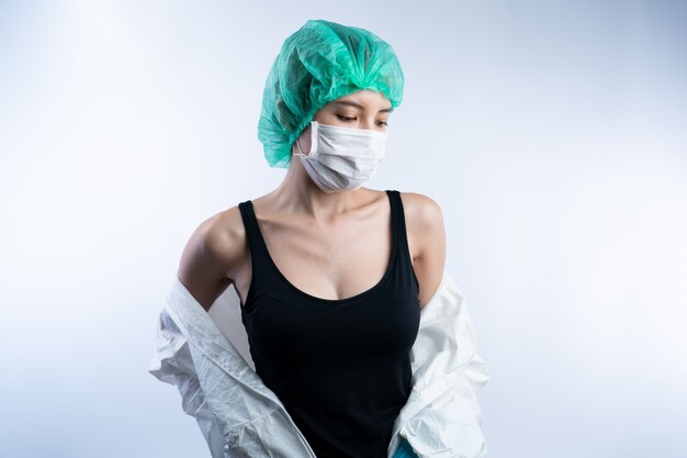 PPE（個人用保護具）の女医、防護服を脱いでください。