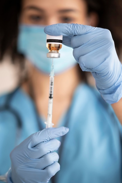 Foto medico femminile che prepara il vaccino per un paziente