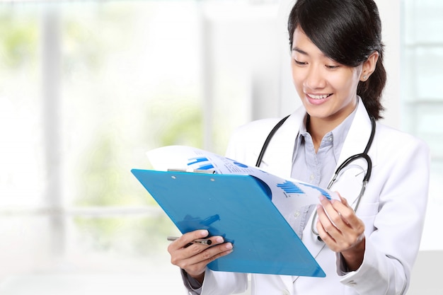 Женщина-врач читает отчет