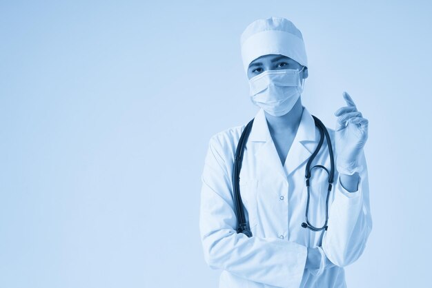 Photo female doctor standing against clear sky