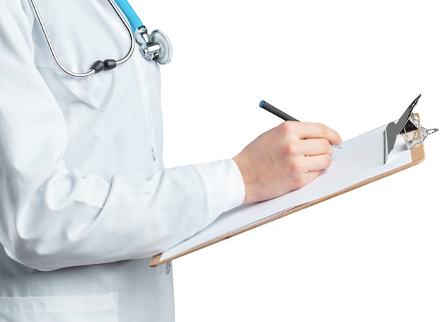Женский доктор в форме держа доску сзажимом для бумаги