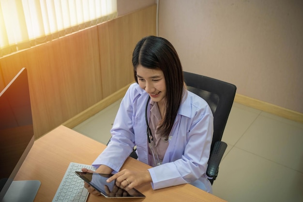 Женский врач, используя цифровой планшет