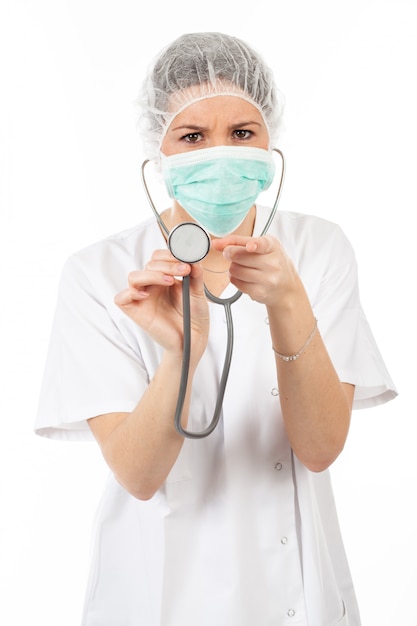 Female doctor using stéthoscope