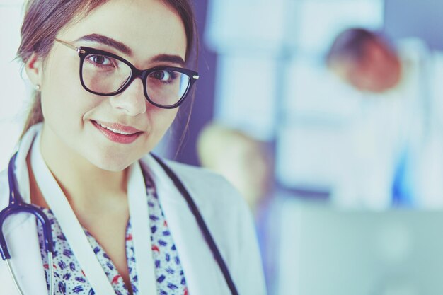 Dottoressa che utilizza computer tablet nella hall dell'ospedale