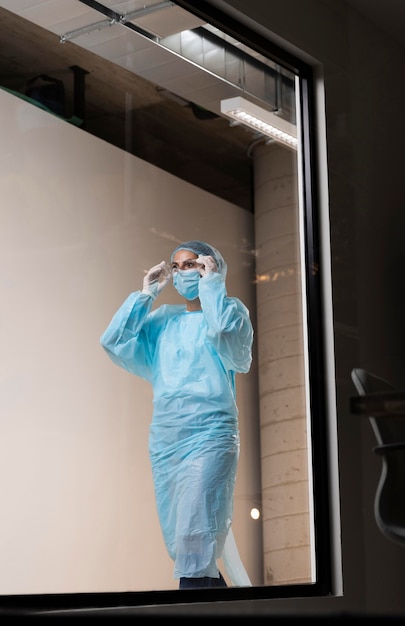 Photo female doctor walking in the hospital