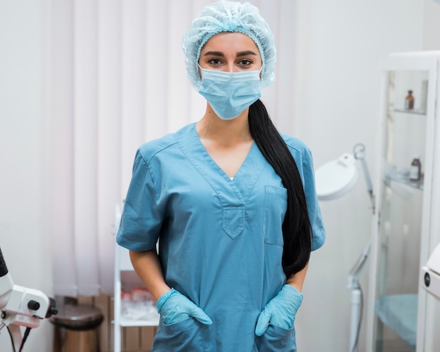 Foto medico donna che indossa la maschera per il viso