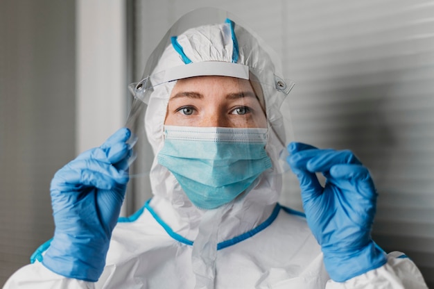 사진 보호 코로나 바이러스 장비를 착용하는 여성 의사