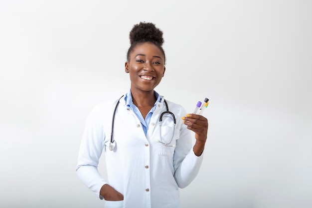 Женщина-врач в белом халате держит в руках пробирки для анализа крови, занятая работой в современной лаборатории