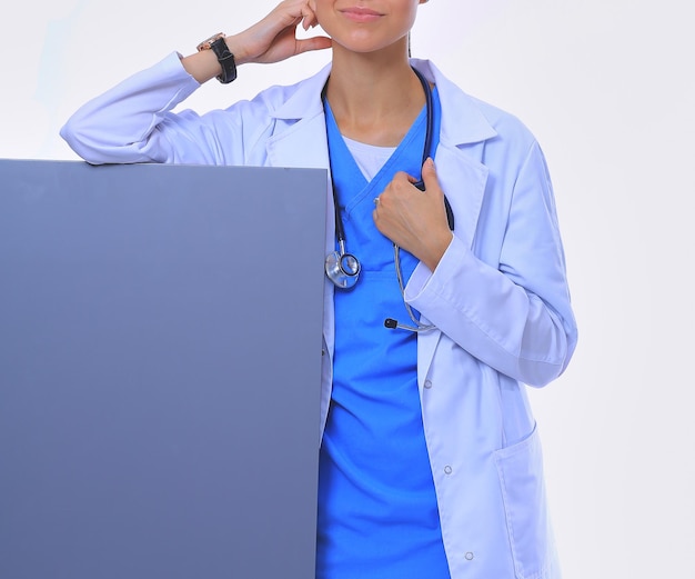 Женщина-врач с пустым рекламным щитом