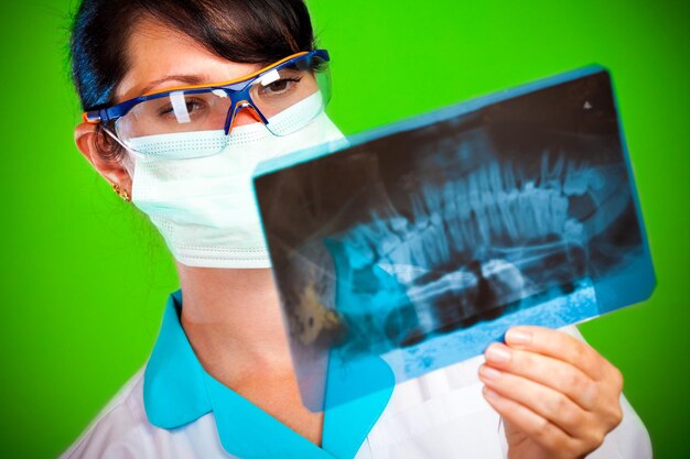 Photo female doctor with jaw xray