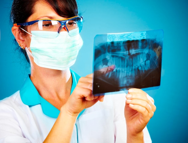 Photo female doctor with jaw xray