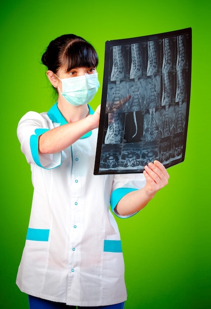 Photo female doctor with jaw xray