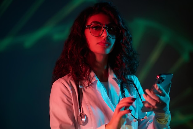 Photo female doctor with a smartphone in hand