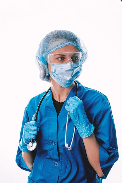 흰색 배경에 의료용 마스크를 쓰고 얼굴에 안경을 쓴 여성 의사