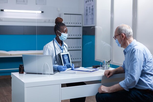 Photo female doctor working at clinic