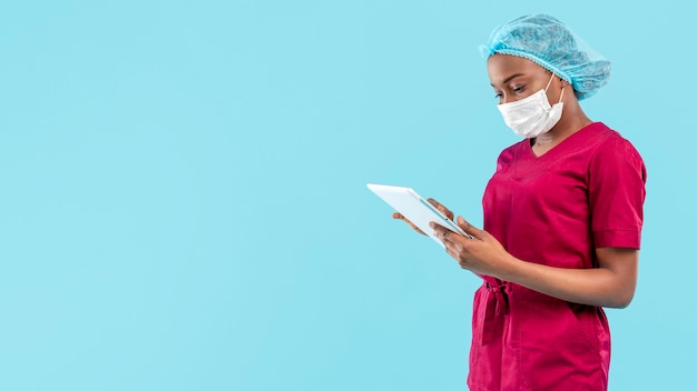 Foto medico femminile che lavora alla compressa digitale