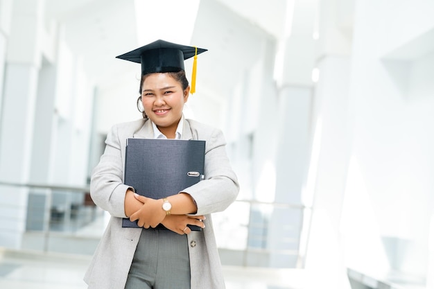 Le laureate di dottorato che indossano cappelli di laurea neri con nappe gialle sono all'università.