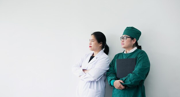 女性医師が壁に寄りかかって目をそらしている