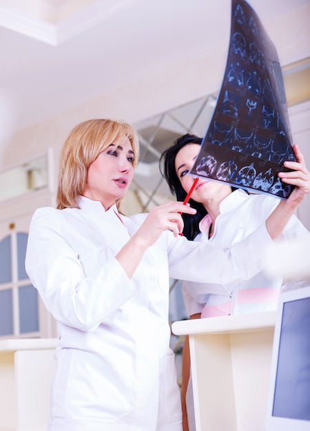 Photo female doctors looking at a tomography x-ray