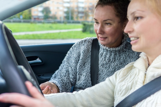 Photo female driving instructor conducts a practical lesson with a female student