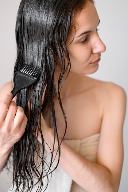 Photo female dyeing hair