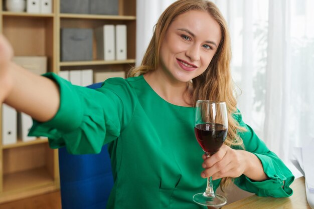 写真 selfie を取る女性起業家