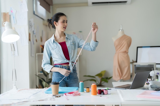 女性起業家が新しい服のコレクションを作っている